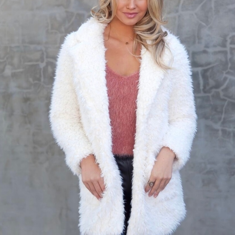 ✨HP✨ SOFT CREAM FAUX FUR COAT - Picture 3 of 6